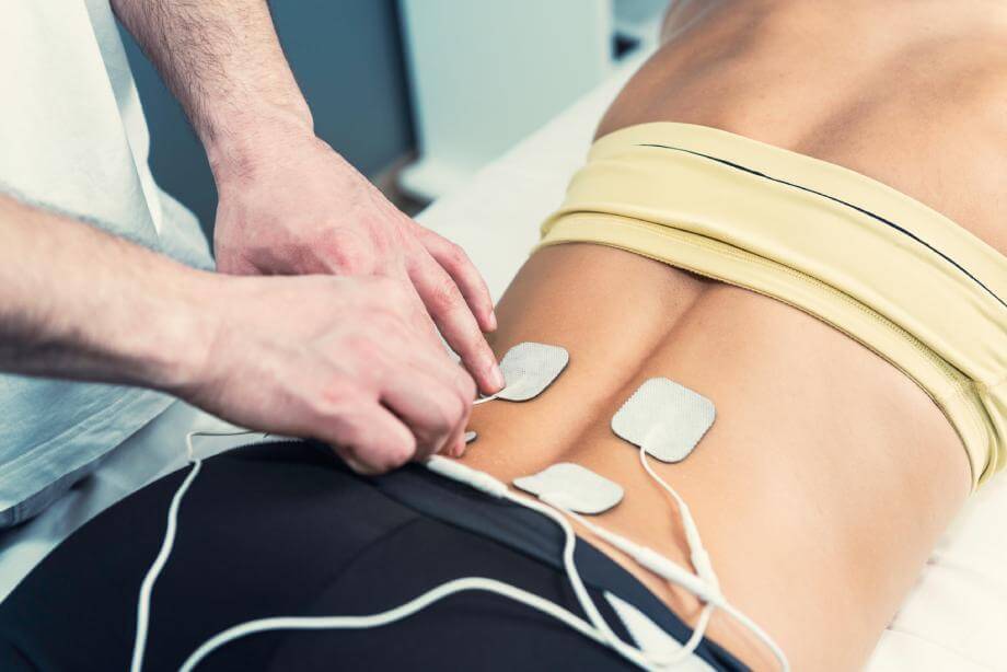 tratamiento de fisioterapia con electrodos en la espalda