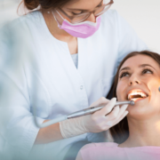 dentista revisando los implantes dentales de su paciente