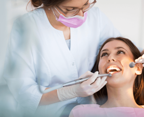 dentista revisando los implantes dentales de su paciente