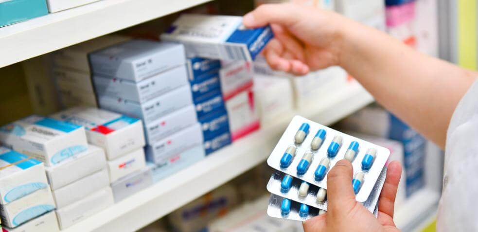 cajas de comprimidos en una farmacia