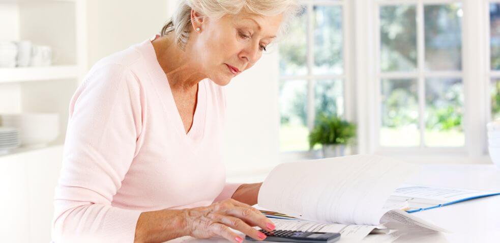 mujer haciendo el cálculo de su pensión como autónomo