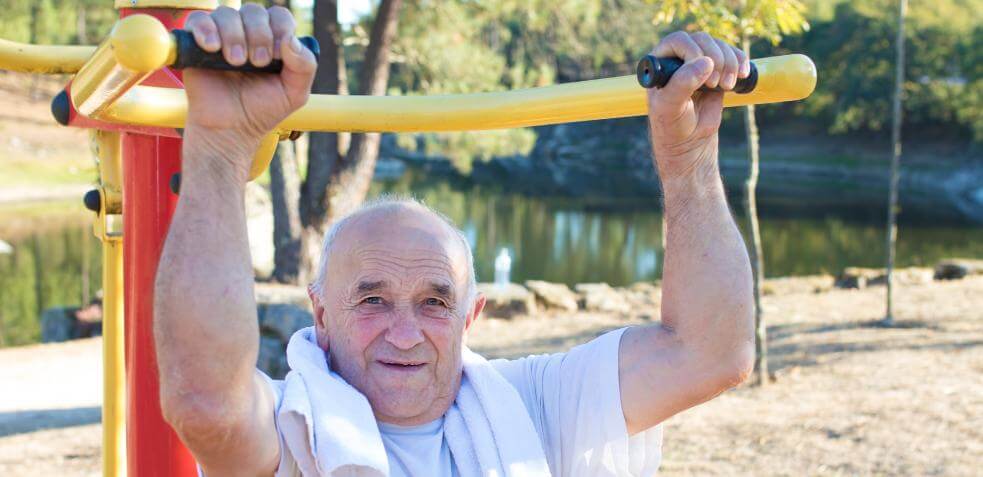 hombre mayor haciendo gimnasia en un parque