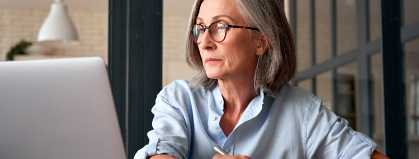 mujer consultando información sobre la jubilación demorada