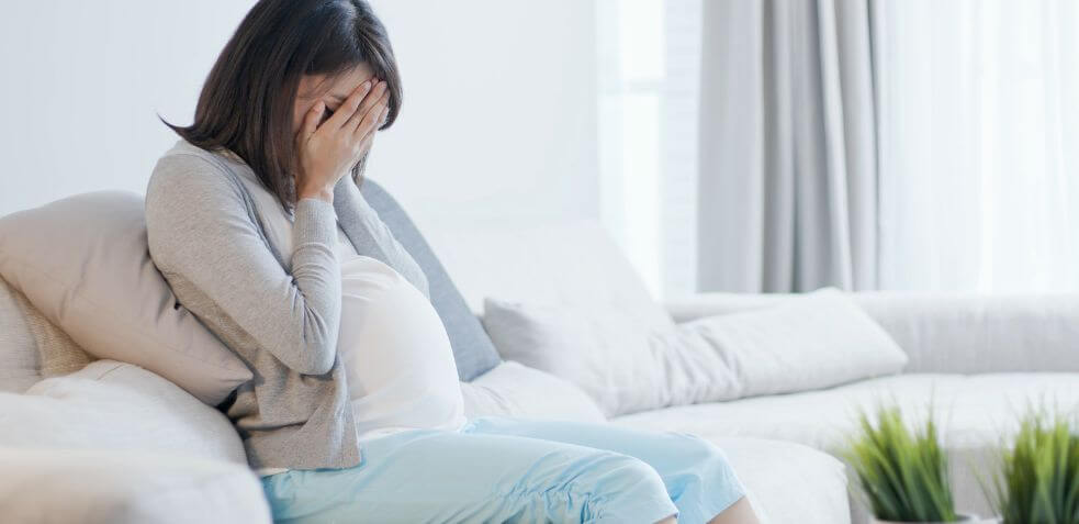 mujer preocupada por el zika y su embarazo