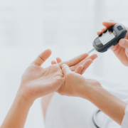 doctora midiendo la glucosa de paciente de diabetes tipo 2