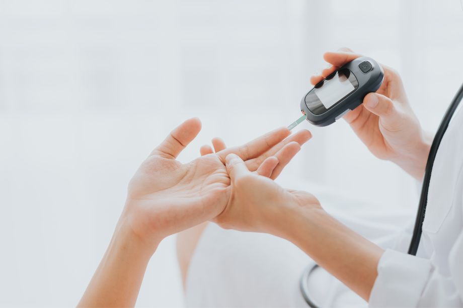 doctora midiendo la glucosa de paciente de diabetes tipo 2