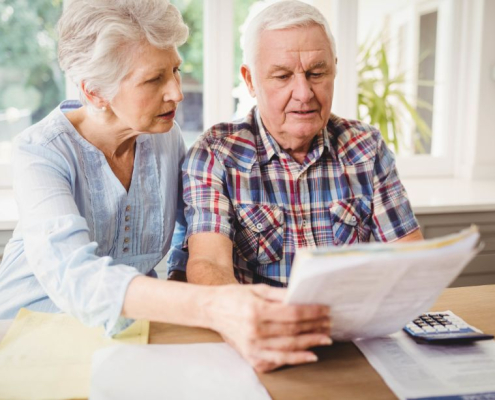 pareja de personas mayores consultando cómo funciona el mecanismo de equidad intergeneracional