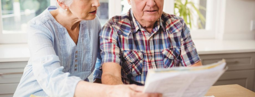 pareja de personas mayores consultando cómo funciona el mecanismo de equidad intergeneracional