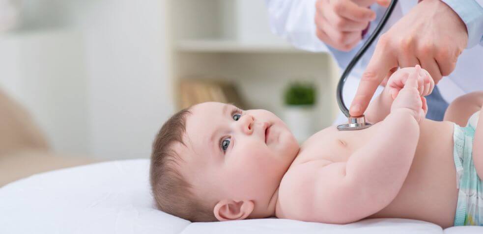 bebé siendo auscultado por un pediatra