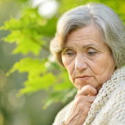 anciana mostrando tristeza como problema de salud mental en mayores
