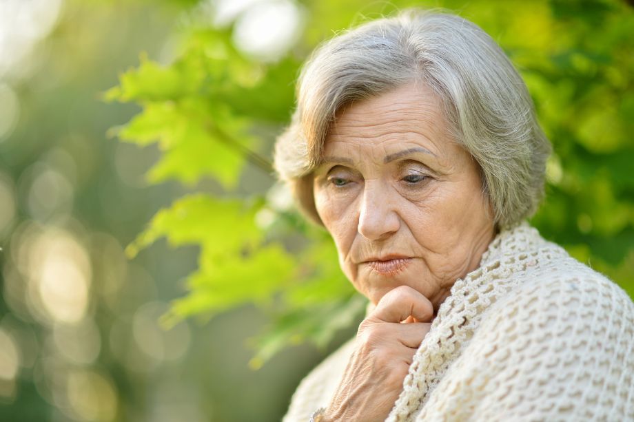 anciana mostrando tristeza como problema de salud mental en mayores