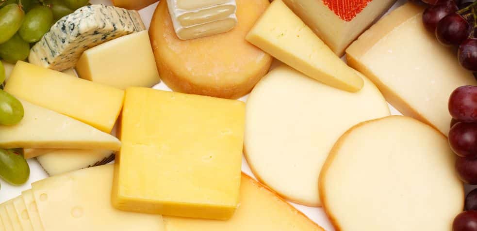 variedad de quesos, los cuales están entre los alimentos con más vitamina a