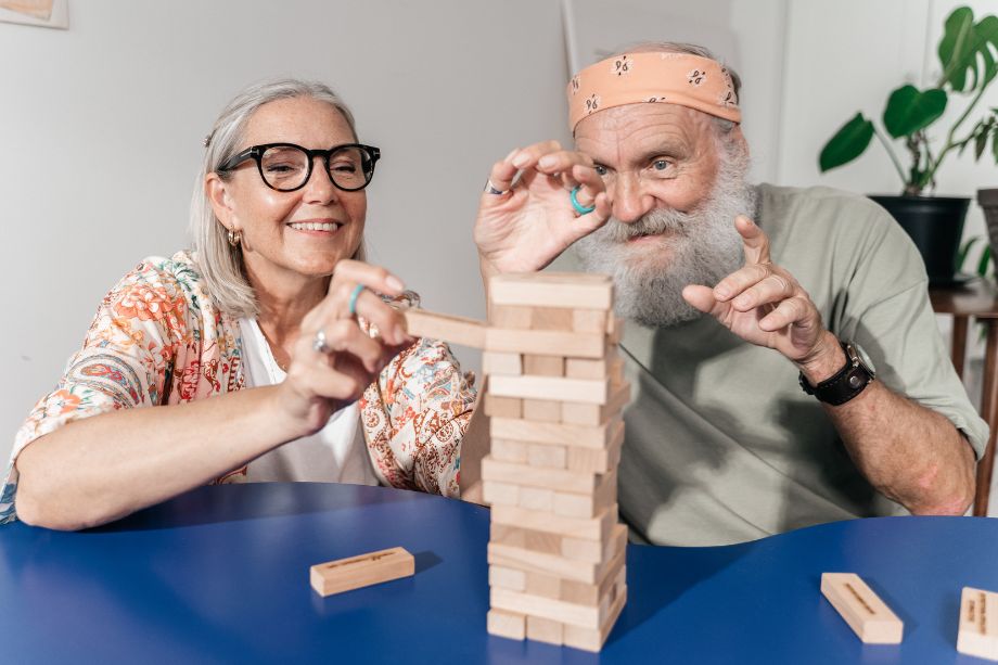 pareja de personas mayores jugando a juegos de salud mental