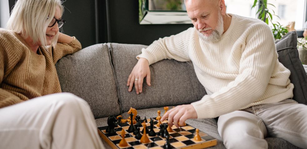 dos personas jugando al ajedrez como parte de los juegos para personas mayores con alzheimer