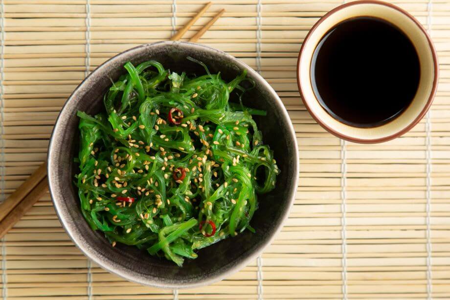 el wakame es una de las algas comestibles más conocidas