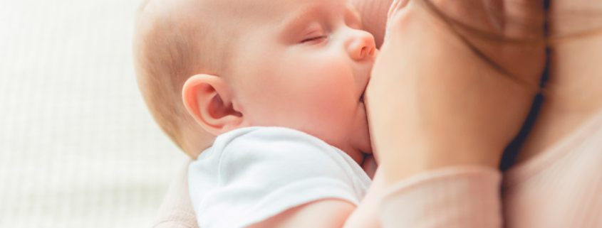 madre y su bebé disfrutando del permiso de lactancia
