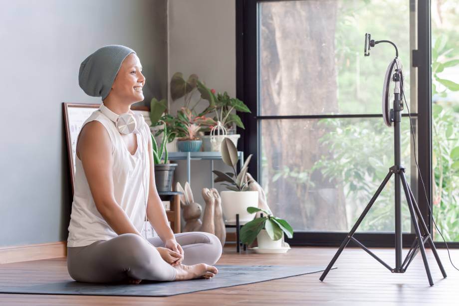 paciente de cáncer haciendo yoga