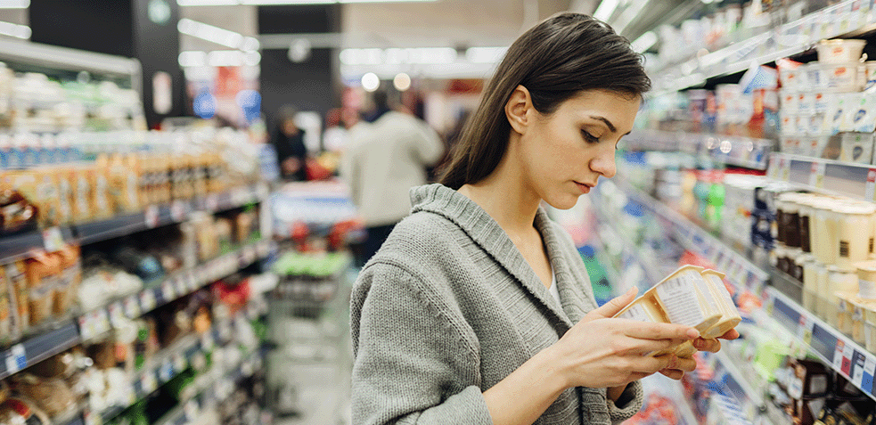 consumidor viendo yogures en el supermercado