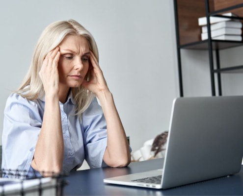 mujer consultando en internet los diferentes tipos de pensiones