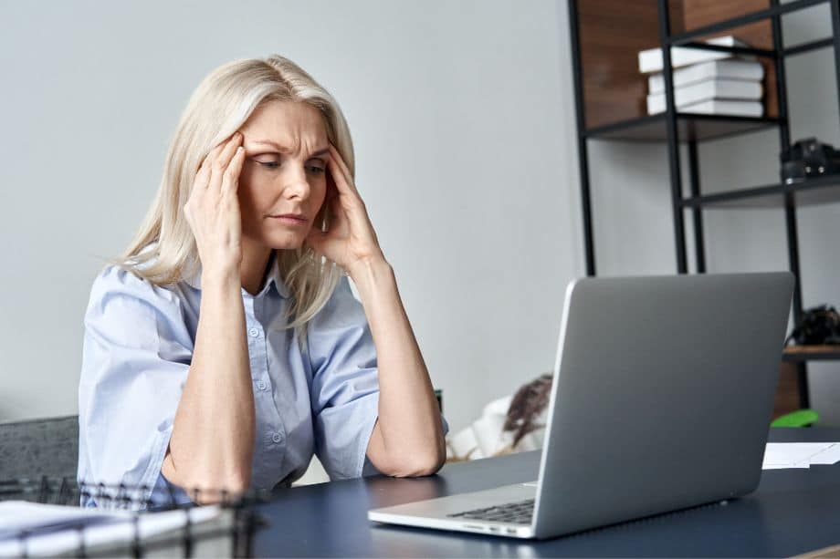 mujer consultando en internet los diferentes tipos de pensiones