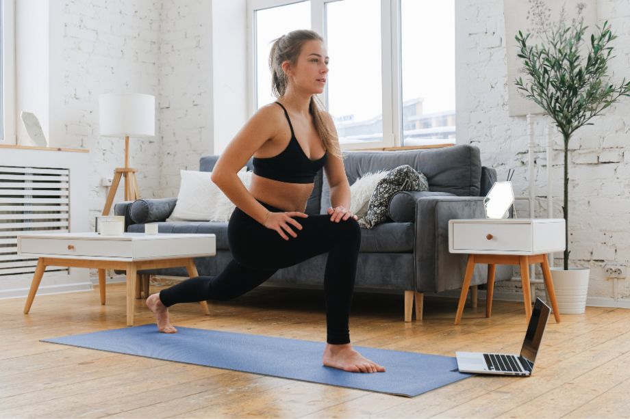 mujer practicando yoga para principiantes