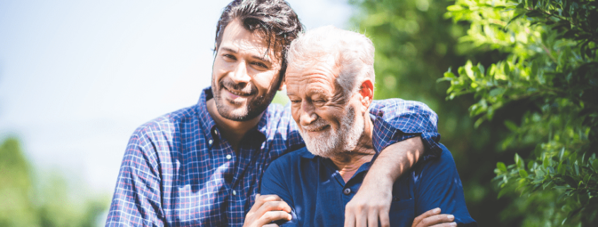 Adulto hijo y padre senior abrazados hablando cuidado personas mayores
