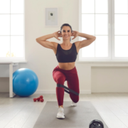 Mujer realizando ejercicios de gluteos en casa