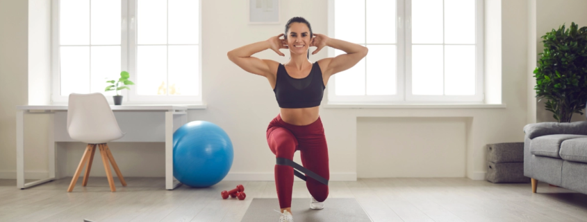 Mujer realizando ejercicios de gluteos en casa