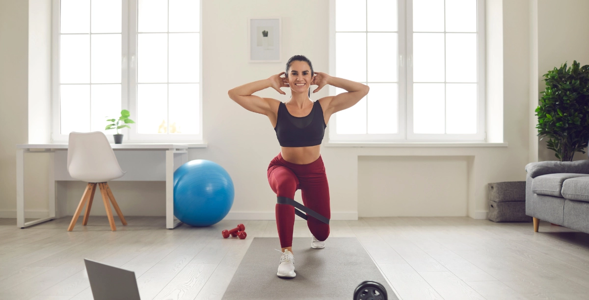 Mujer realizando ejercicios de gluteos en casa