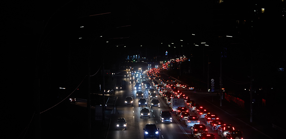 coches conduciendo con las luces de la ciudad apagadas