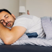 hombre durmiendo en una cama