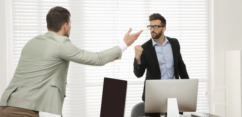 discusion entre personas toxicas en el trabajo