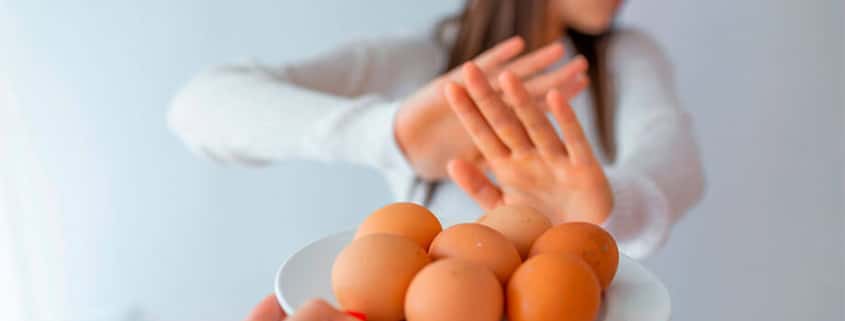 mujer rechazando comer huevos