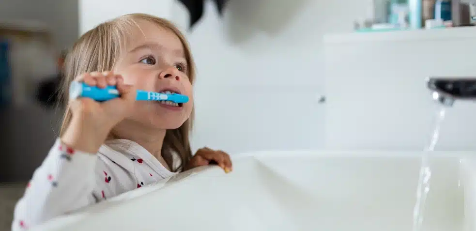 cepillar dientes de leche hijos