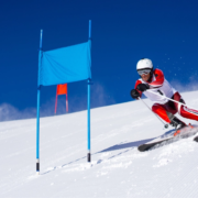 deporte de invierno joven esquiando