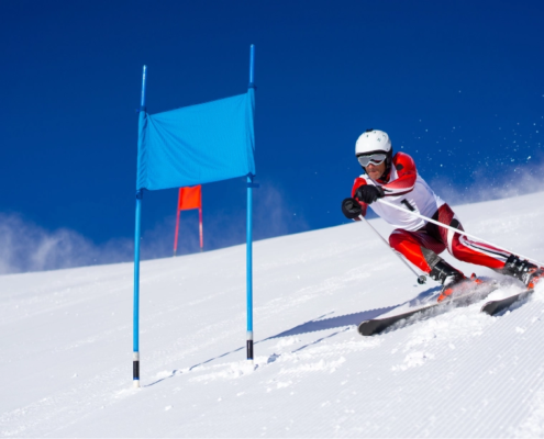 deporte de invierno joven esquiando