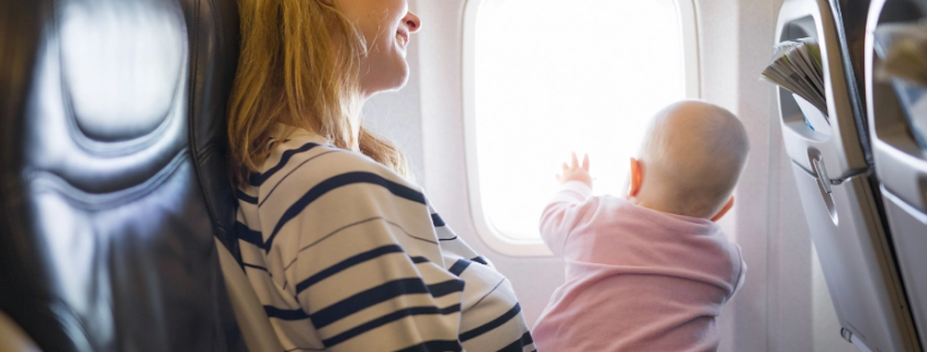 viajar con bebes en el avion madre