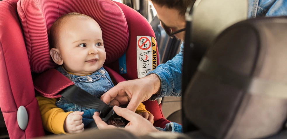 viajar con un bebe en avión silla de protección