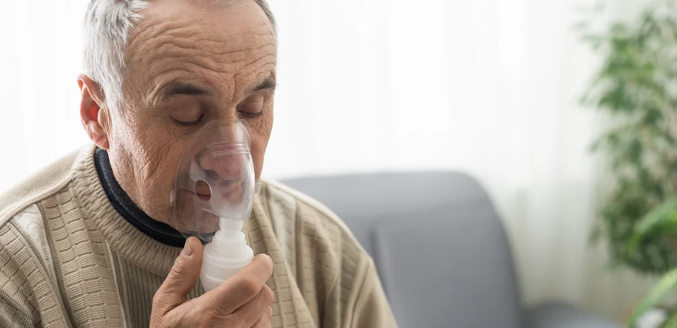 Hombre mayor utilizando un respirador