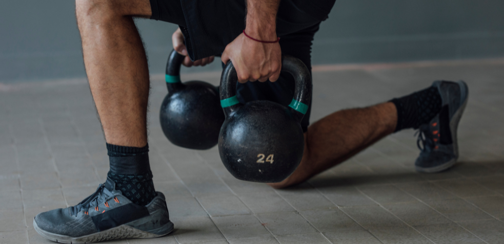 sentadilla bulgara con mancuerna o kettlebell