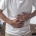 Hombre sujetándose el abdomen por un corte de digestión