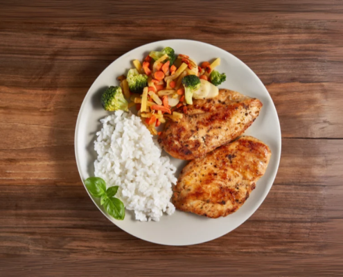 plato de arroz y pollo a la plancha perfecto para dieta astringente