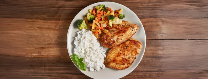 plato de arroz y pollo a la plancha perfecto para dieta astringente