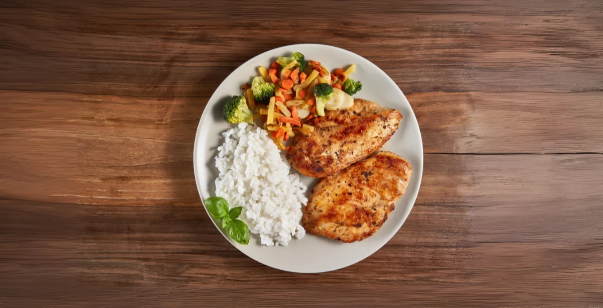 plato de arroz y pollo a la plancha perfecto para dieta astringente