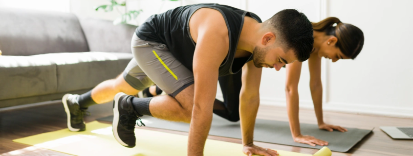 pareja haciendo entrenamiento hiit en casa