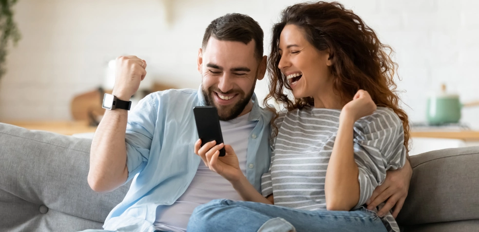 pareja celebrando que han ganado un premio en la lotería de navidad