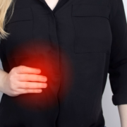 mujer con dolor en el costado derecho