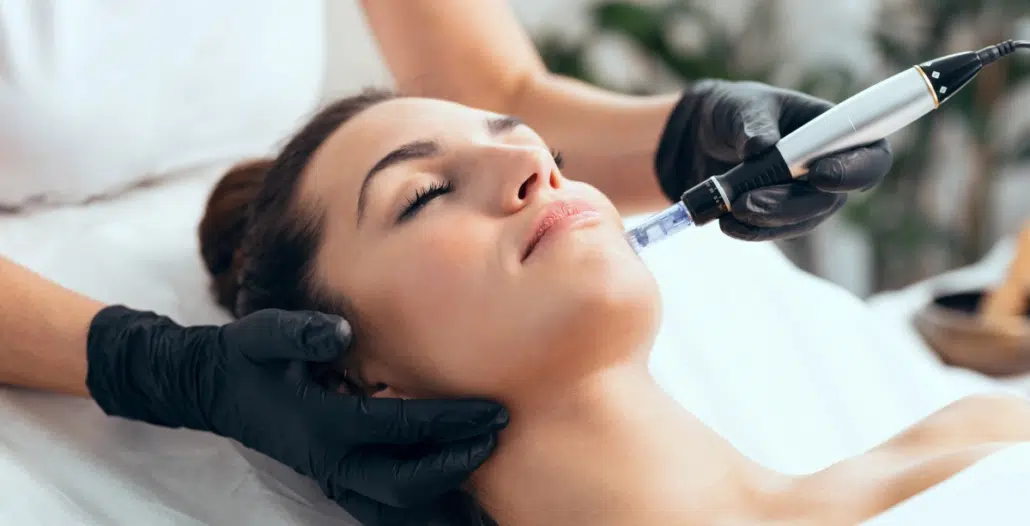 Mujer recibiendo tratamiento de mesoterapia facial