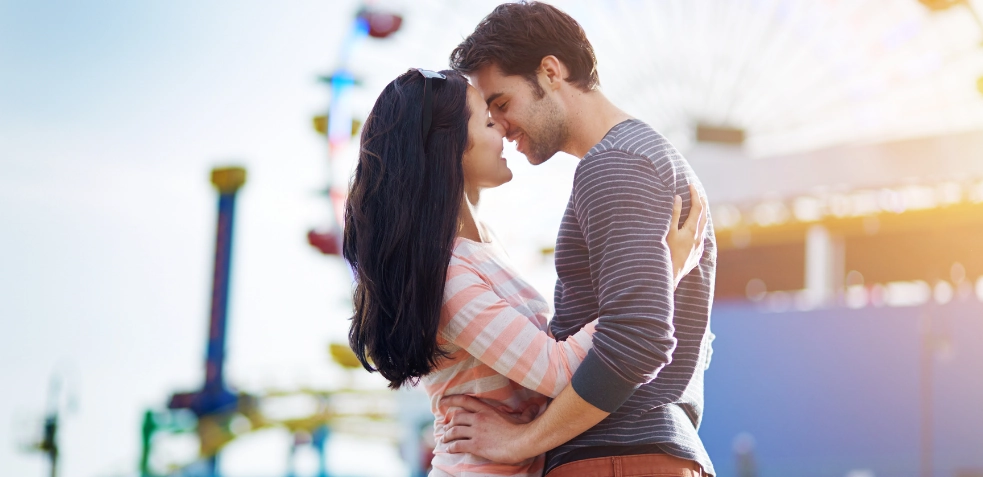 pareja abrazándose de forma apasionada