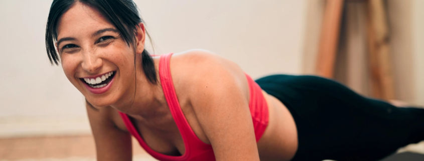 mujer liberando endorfinas mientras hace deporte